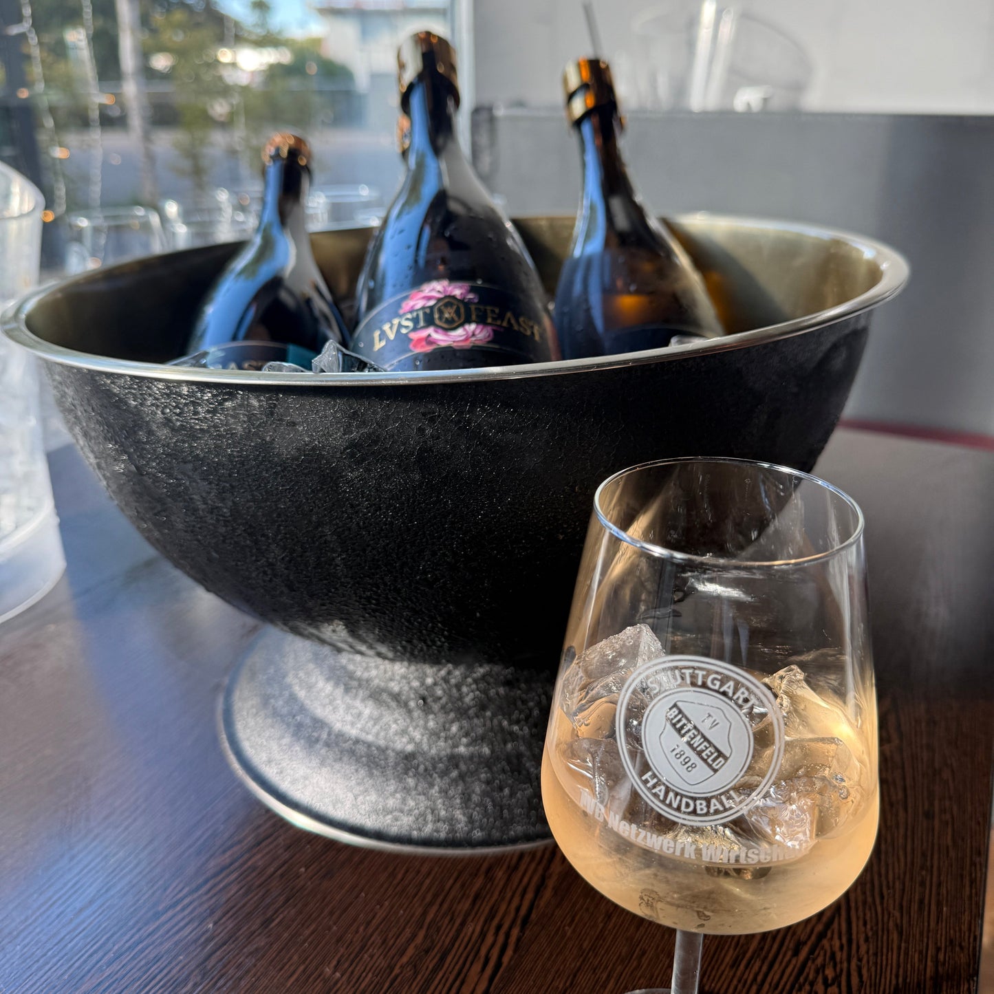 VIP-Genuss beim Handball: Cheers mit LUST & FEAST