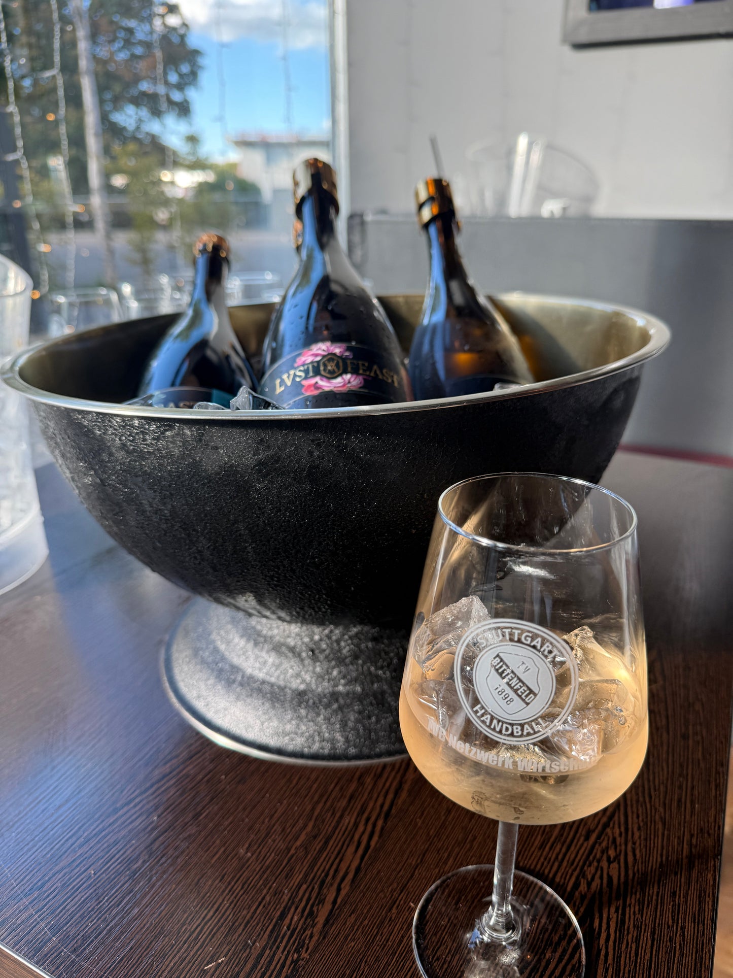 VIP-Genuss beim Handball: Cheers mit LUST & FEAST