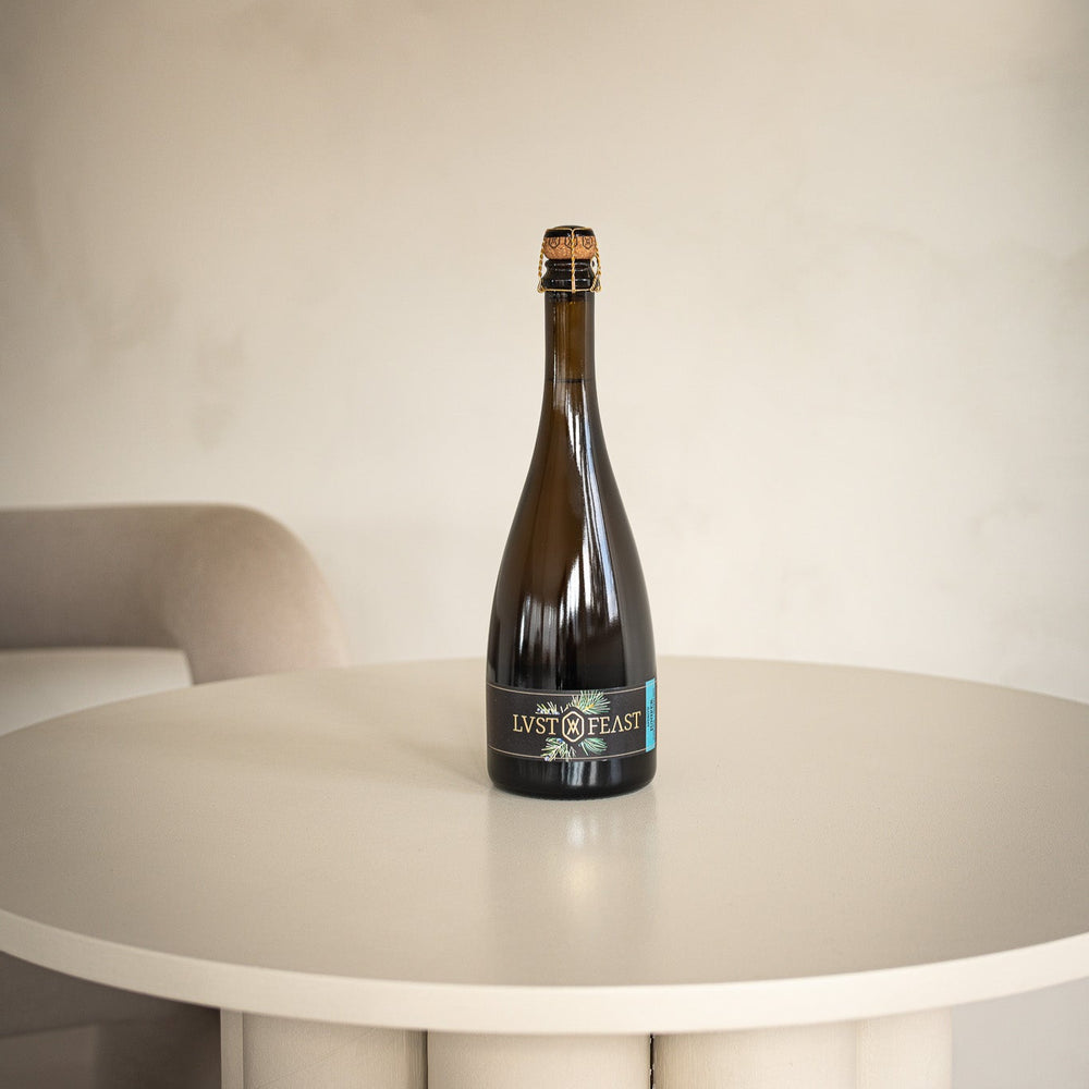 
                  
                    Lust & Feast Juniper auf Tisch mit Sessel
                  
                