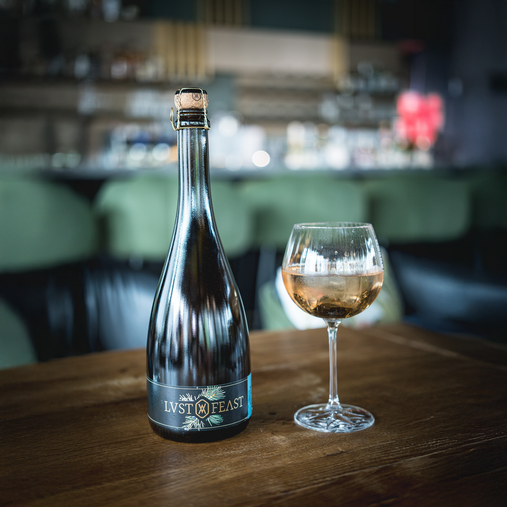 
                  
                    Flasche von LUST & FEAST JUNIPER als alkoholfreie Alternative zu Sekt und Champagner
                  
                