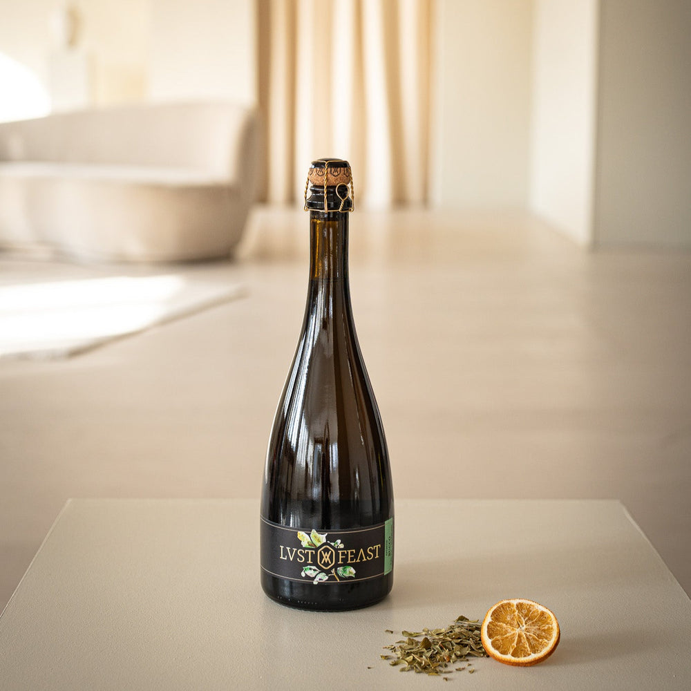 Lust & Feast Bucco auf Tisch mit natürlichen Botanicals für alkoholfreien Aperitif