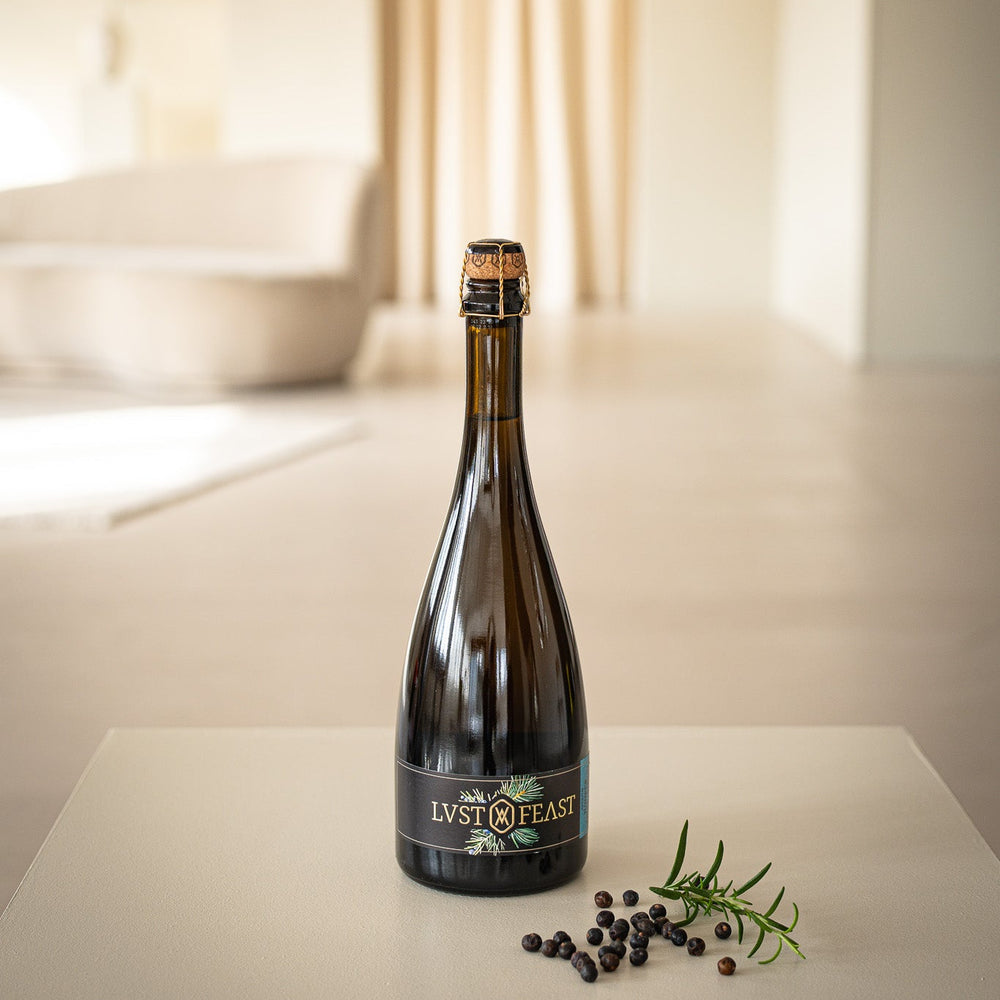 Lust & Feast Juniper auf Tisch mit natürlichen Botanicals für alkoholfreien Aperitif