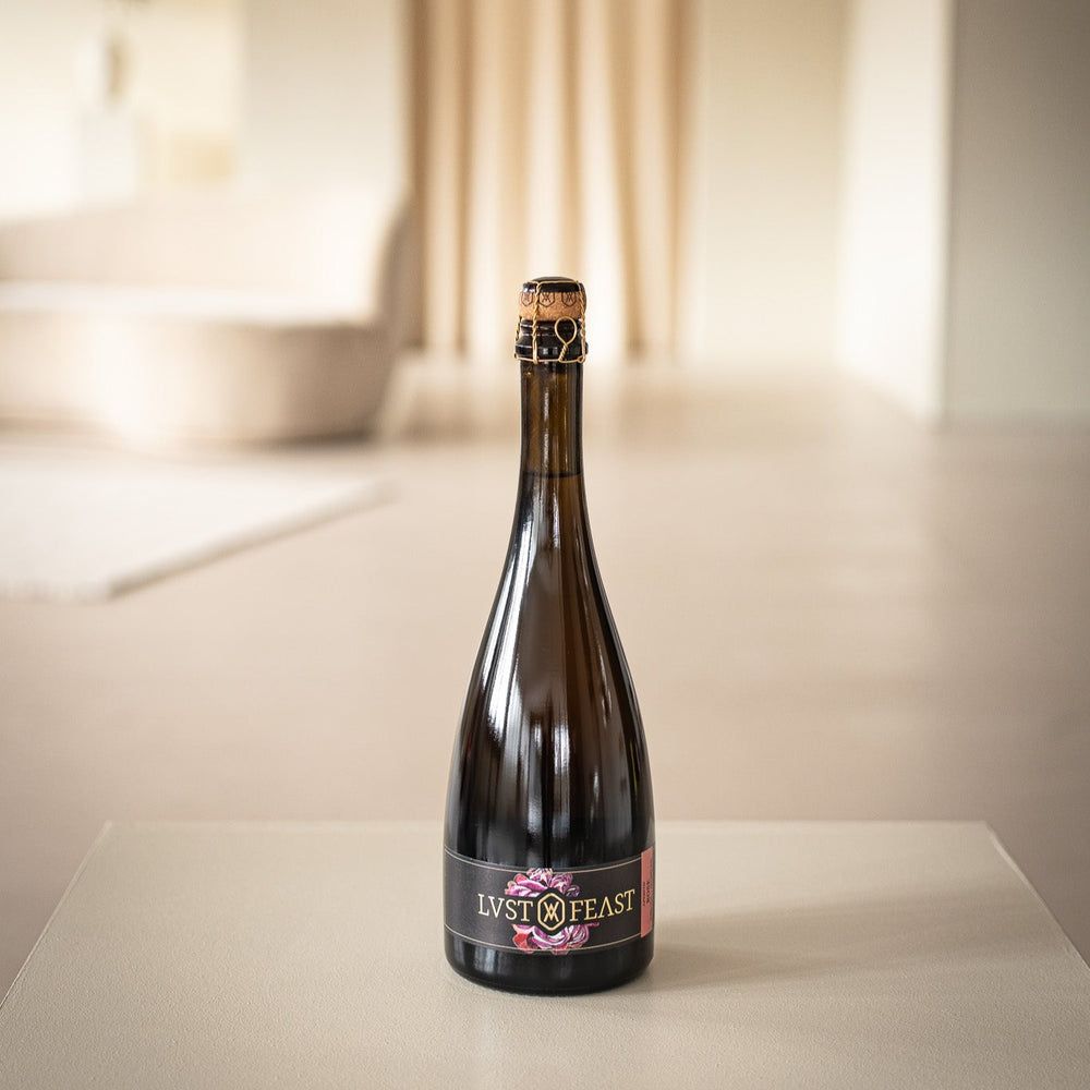 
                  
                    Flasche LUST & FEAST Rose im Atelier
                  
                