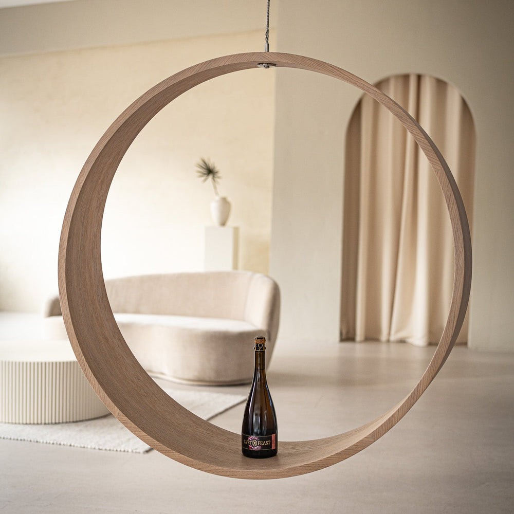 
                  
                    Lust & Feast Rose auf einer Schaukel im Wohnraum
                  
                