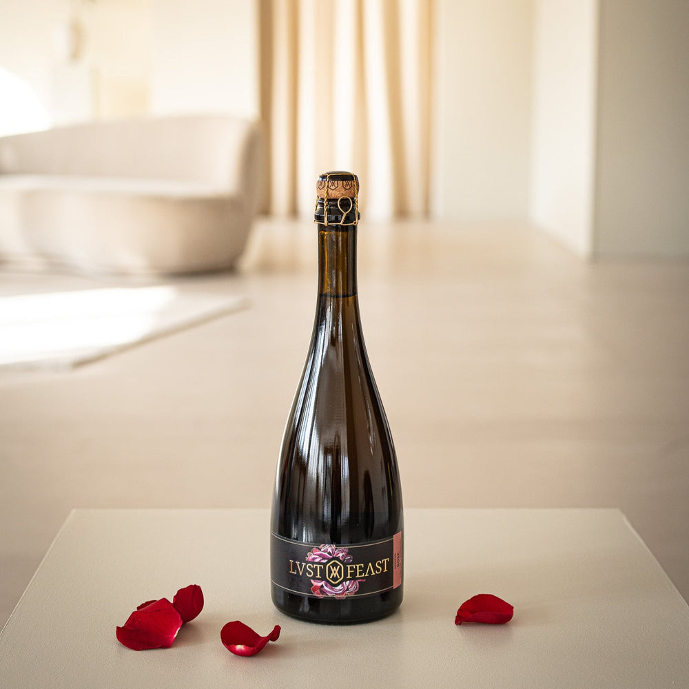 Lust & Feast Rose auf Tisch mit natürlichen Botanicals für alkoholfreien Aperitif