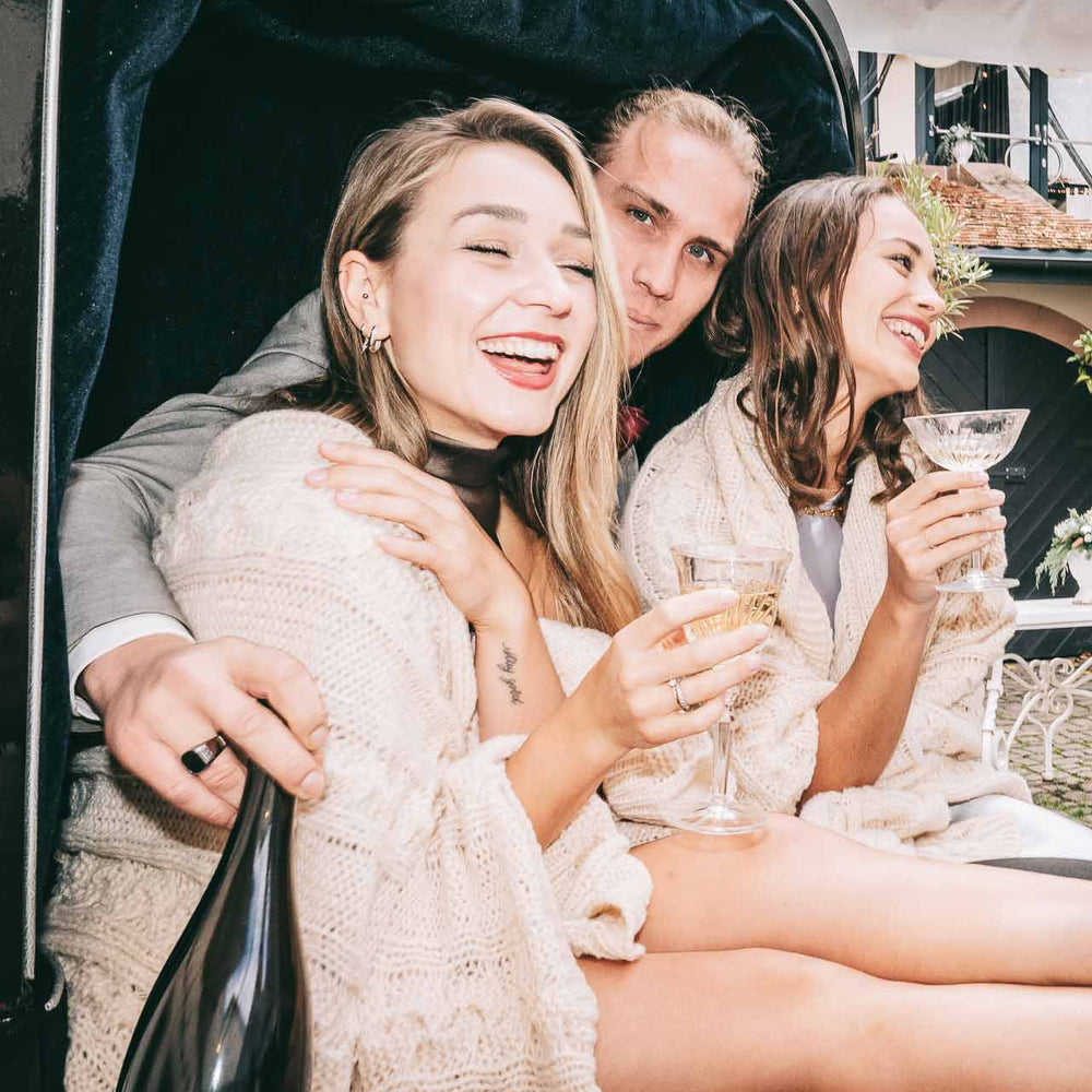 
                  
                    Junge Menschen genießen LUST & FEAST bei einer Feier
                  
                